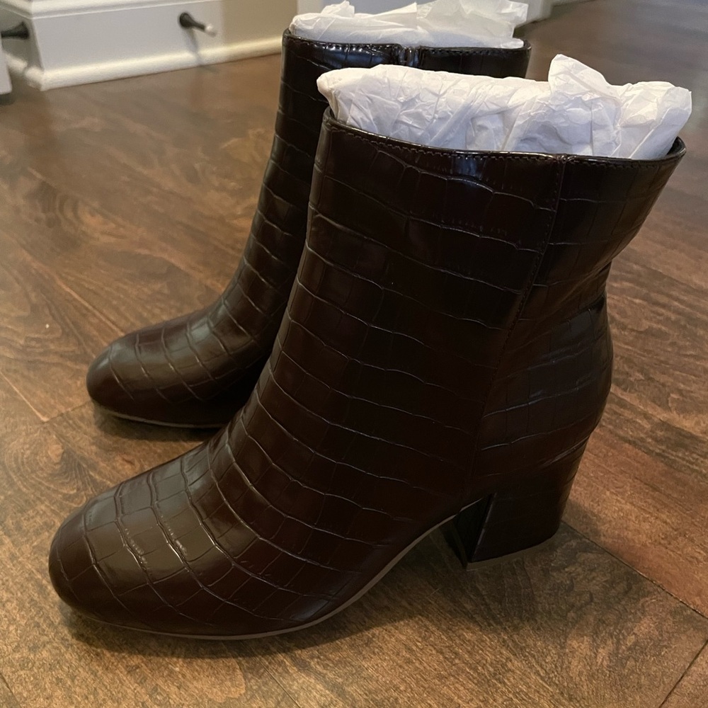 SO Rayven Stretch Brown Croc Ankle Boot Size 9.5 NIB New - Picture 2 of 11